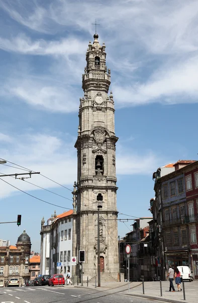 Igreja e Торре душ Клерігуш церкви в порту, Португалія — стокове фото