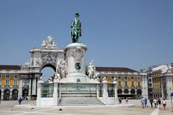 Commerce square (Praca do Comercio) med statyn av kung Jose I Lisb — Stockfoto