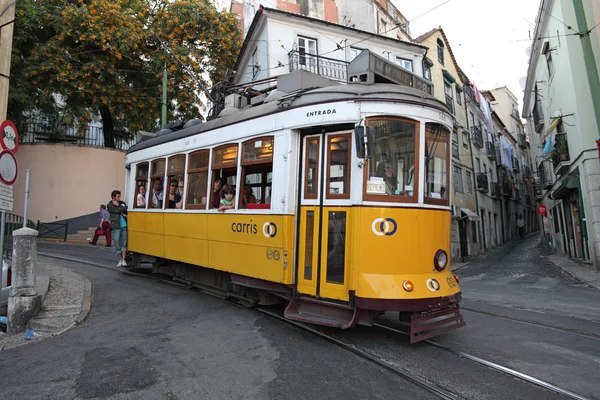 Vintage tram in de straat van Lissabon, portugal. foto genomen op 27 juni — Stockfoto
