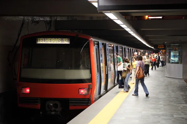 Tren de metro en la estación de Oriente en Lisboa, Portugal — Foto de Stock