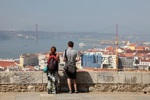 Туристы, наслаждающиеся городским пейзажем Лиссабона, Португалия . — стоковое фото