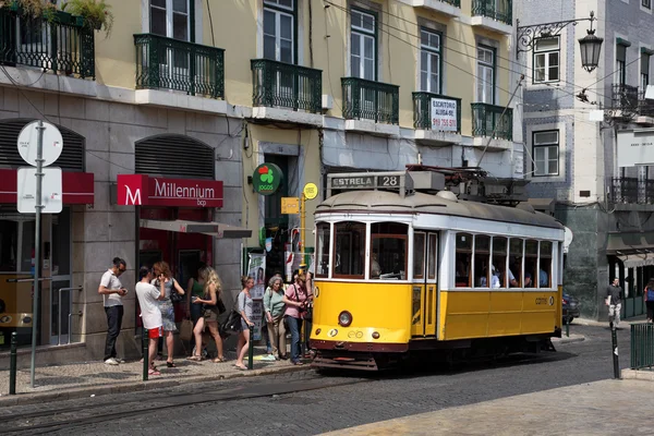 Historické tramvaje v ulici Lisabon, Portugalsko. — Stock fotografie