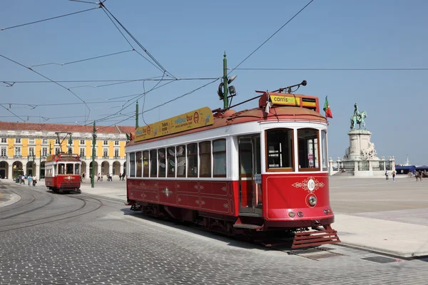 Historische tram op handel plein in Lissabon, portugal — Stockfoto