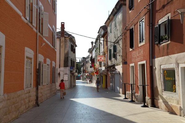 Calle en el casco antiguo de Umag, Croacia — Foto de Stock