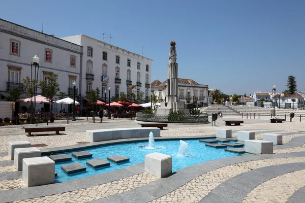 Площадь в старом городе Тавира, Португалия — стоковое фото
