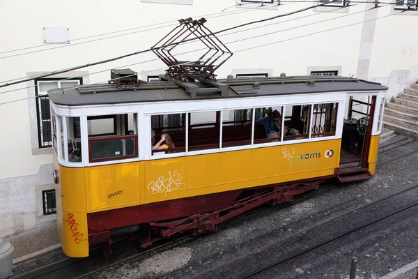 古董缆车在里斯本，葡萄牙的街。照片摄于 25 日 — 图库照片