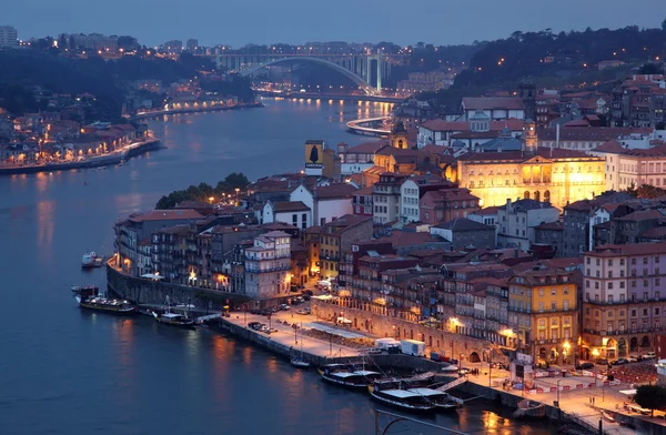 Douro Fluss und die Altstadt von Porto in der Dämmerung, Portugal — Stockfoto