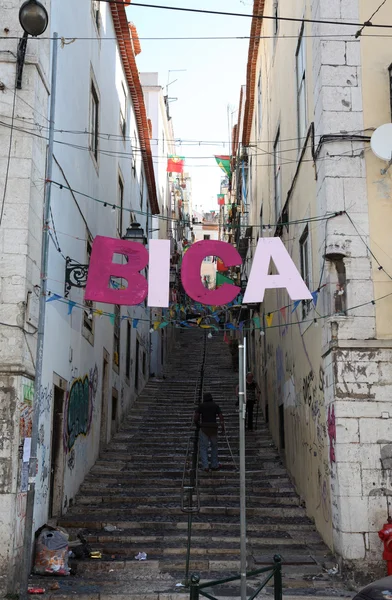 Trappen van de oude stad van Lissabon, portugal district bica — Stockfoto