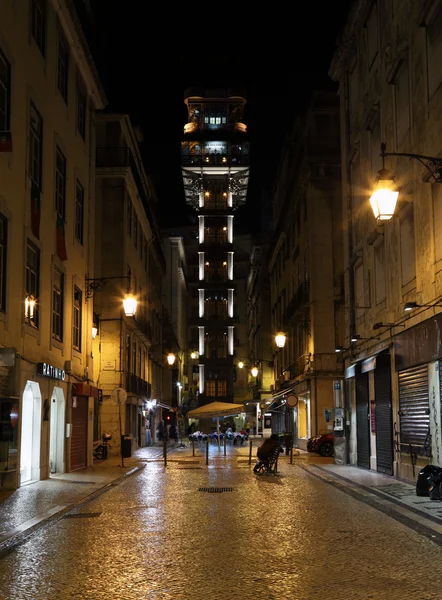 O Elevador de Santa Justa (Elevador de Santa Justa) à noite. Lisboa, Portugal . — Fotografia de Stock