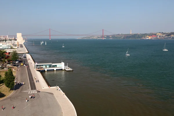 Uitzicht over de rivier de Taag vanaf belem tower in Lissabon — Stockfoto