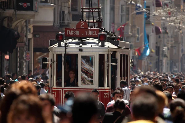 Vieux tramway sur la rue Istiklal Caddesi à Istanbul, Turquie — Photo
