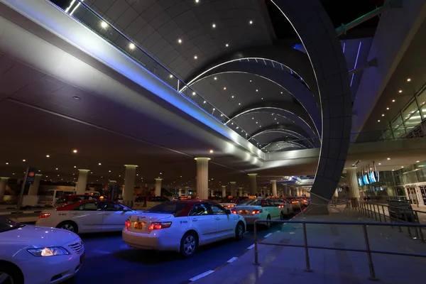 Taxis en attente au terminal 3 de l'aéroport de Dubaï — Photo
