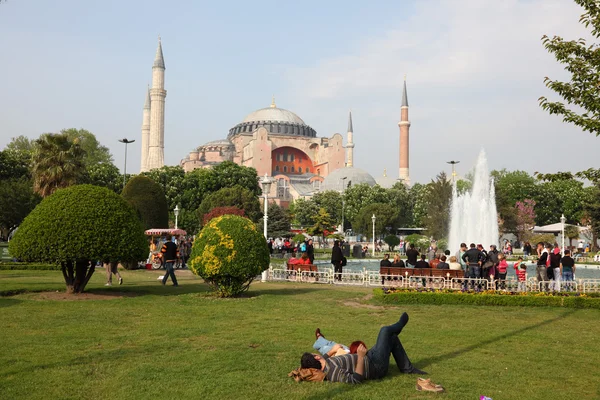 Plaza con fuente en frente de la mezquita Santa Sofía en Estambul, Turquía — Foto de Stock