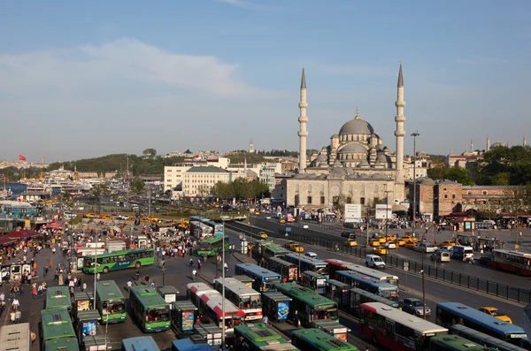 Autobusové nádraží a nová mešita v Istanbulu — Stock fotografie