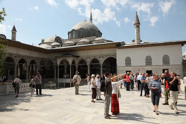 Tourists inside of the Topkapi Palace, Istanbul — Stock Photo, Image