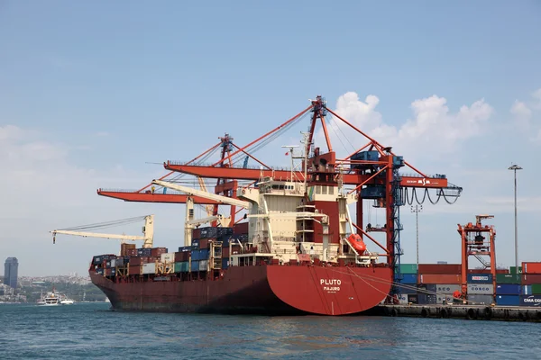 在土耳其伊斯坦布尔的港口的大型集装箱船舶。 — 图库照片
