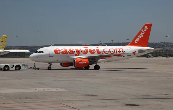 EasyJet flygplan på flygplatsen sabiha Gökçen internationella flygplats i istanbul — Stockfoto