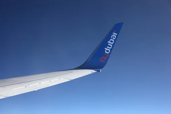 在飞行期间，flydubai 飞机的翼 — 图库照片