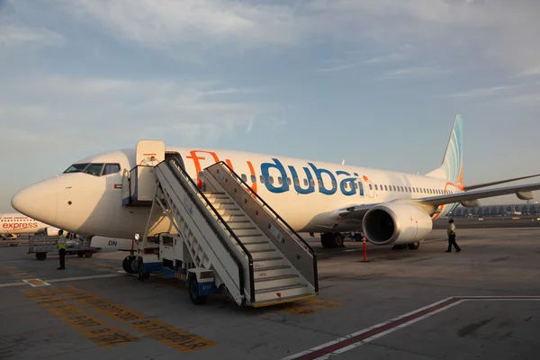 Flydubai vliegtuig op de internationale luchthaven van dubai — Stockfoto