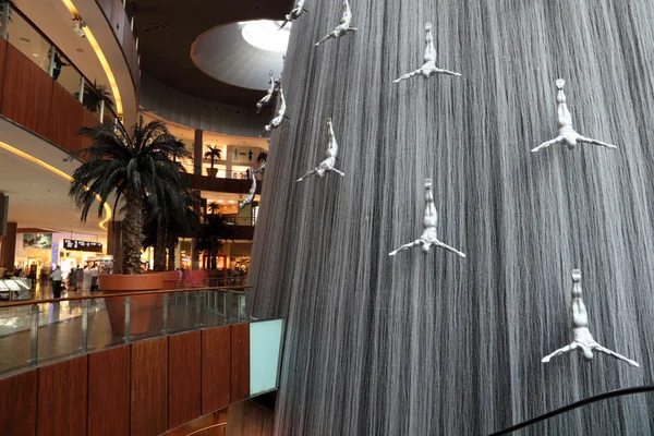 La cascade à l'intérieur du centre commercial Dubai — Photo
