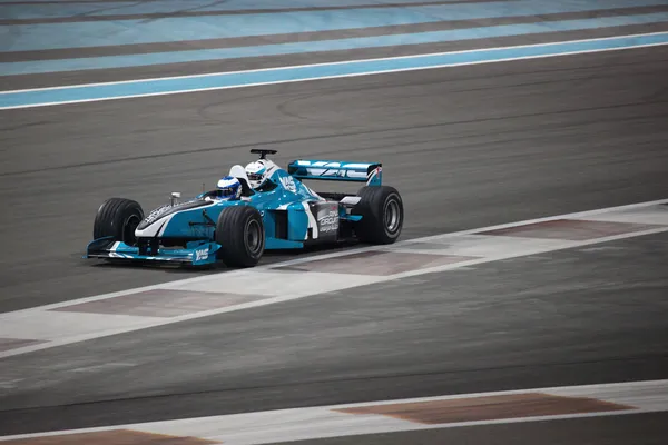 Rennwagen auf Yas Marina Formel-1-Rennstrecke in Abu Dhabi — Stockfoto