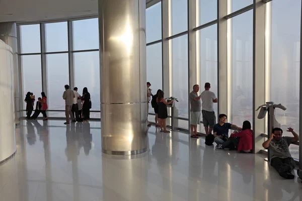 Ganz oben - die Aussichtsplattform des Burj Khalifa, Dubai — Stockfoto
