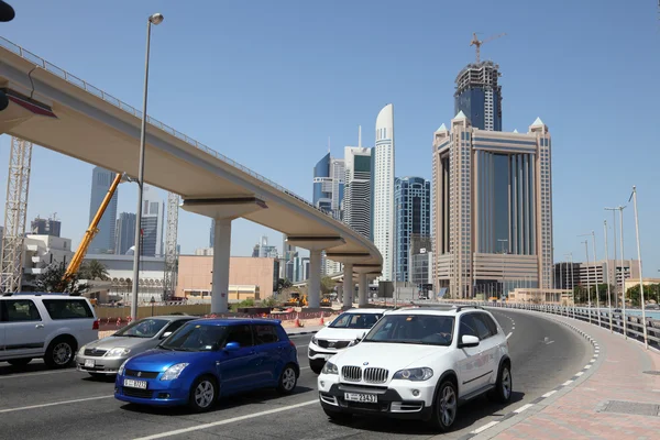 Samochody przy sheikh zayed road w Dubaju — Zdjęcie stockowe