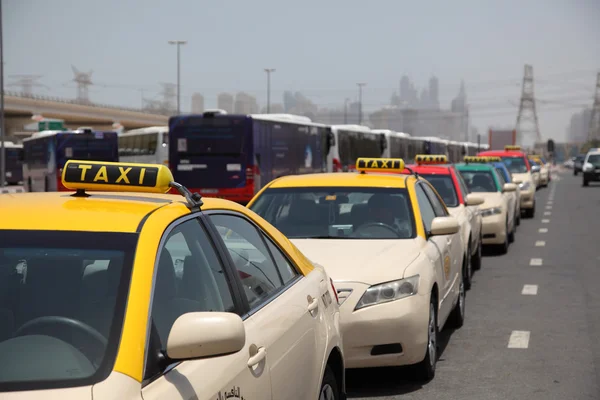 Táxis em Dubai à espera de clientes — Fotografia de Stock