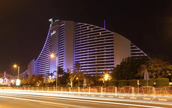 Jumeirah Beach Hotel at night, Dubai — Stock Photo, Image