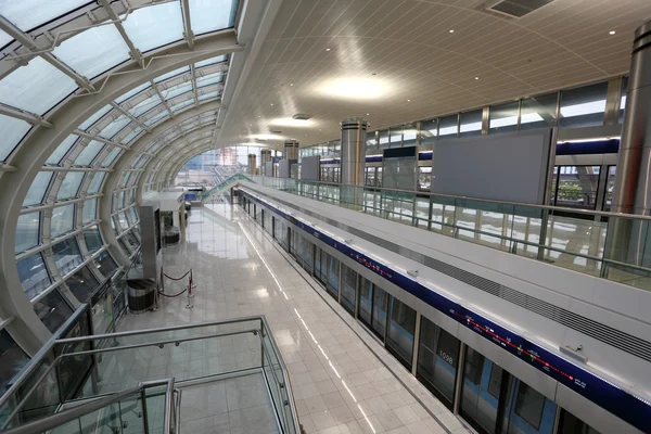 Metrostation am Flughafen Dubai — Stockfoto