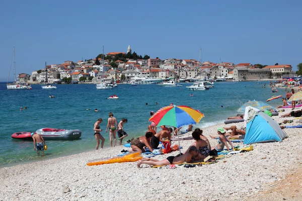 Hırvat kasaba primosten, çakıl plajı — Stok fotoğraf