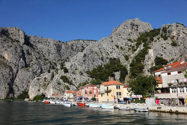 Station balnéaire croate Omis — Photo