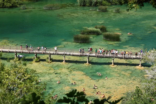 Sur le pont dans le parc national de Krka, Croatie — Photo