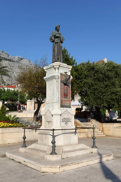 Estatua del monje fransicano Andrija Kacic Miosic en Kacicev trg, Makarska — Foto de Stock