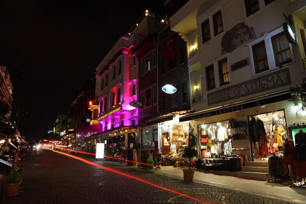 Straat in sultanahmet, istanbul's nachts — Stockfoto