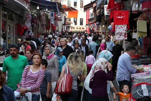 Kalabalık cadde şehir İstanbul, Türkiye — Stok fotoğraf