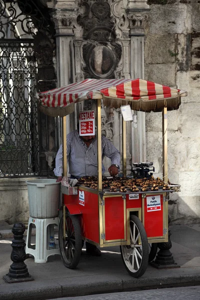 Ψητό προμηθευτή καστανιές στο δρόμο της Κωνσταντινούπολης — Φωτογραφία Αρχείου