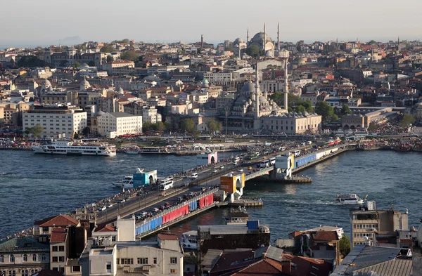 Vue d'Istanbul, avec le pont Galata et la mosquée bleue — Photo