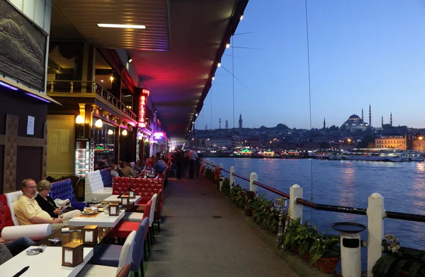 Istanbul'da galata köprüsünde Restoran — Stok fotoğraf