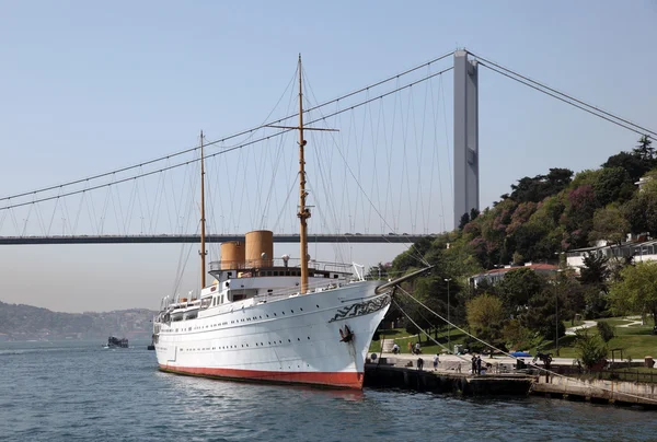 Traditionella segelfartyg framför Bosporenbron i istanbul — Stockfoto