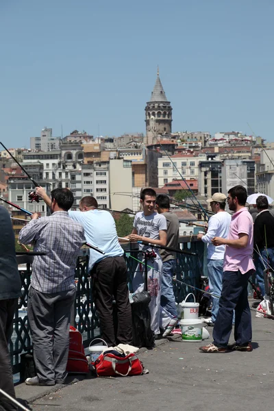 Angeln von der Galata-Brücke in Istanbul — Stockfoto