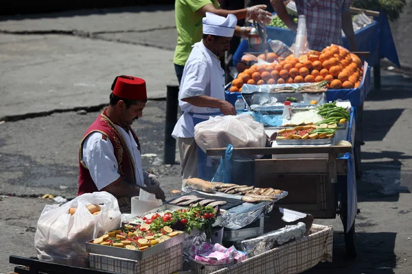 Istanbul'da galata köprüsünde gıda tezgahları — Stok fotoğraf