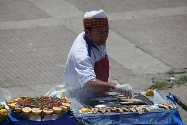 Продавец сэндвича с рыбным хлебом на Галатском мосту в Стамбуле — стоковое фото