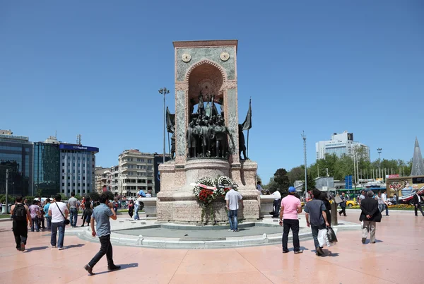 Republiky pomníku na náměstí taksim v Istanbulu — Stock fotografie