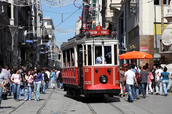 Gammal spårvagn vid istiklal avenue i istanbul — Stockfoto