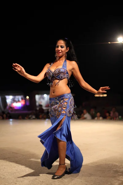 ドバイでのエジプトのベリー ダンサー — ストック写真