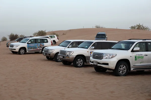Dune bashing offroad auto's in de woestijn van dubai — Stockfoto