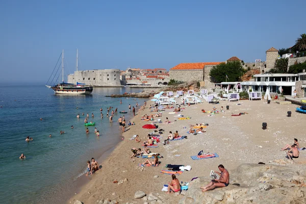 Strand in dubrovnik, Kroatië. — Stockfoto
