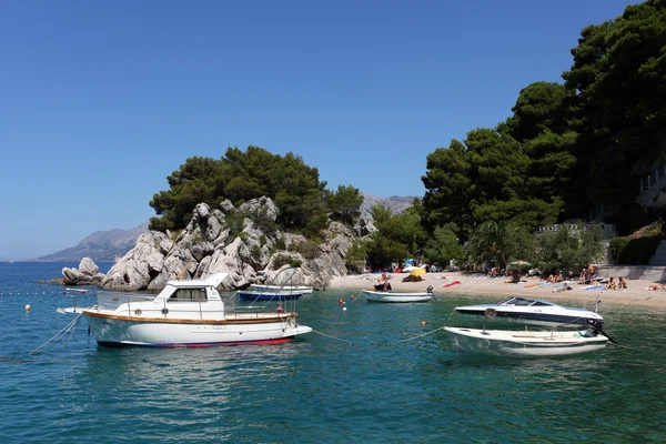 Lagun vid Adriatiska kusten. Brela, Kroatien. — Stockfoto