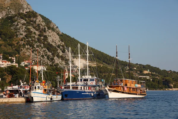Navios à vela no porto da cidade croata Omis — Fotografia de Stock